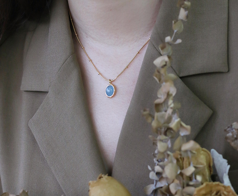 The Oval Aquamarine Pendant: A Timeless Essence of Modern Luxury
