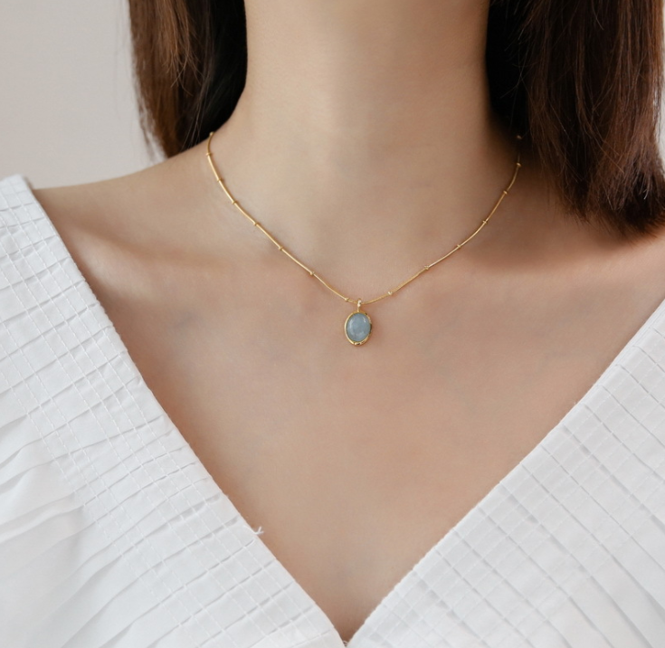 The Oval Aquamarine Pendant: A Timeless Essence of Modern Luxury