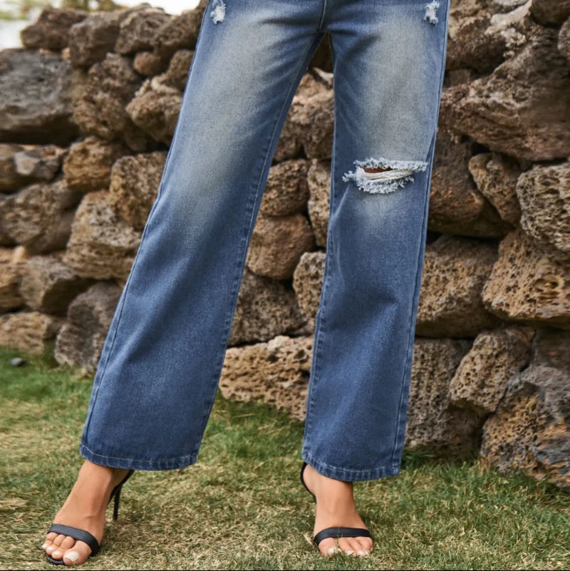 Distressed Jeans with Pockets - runwayfashionista.com