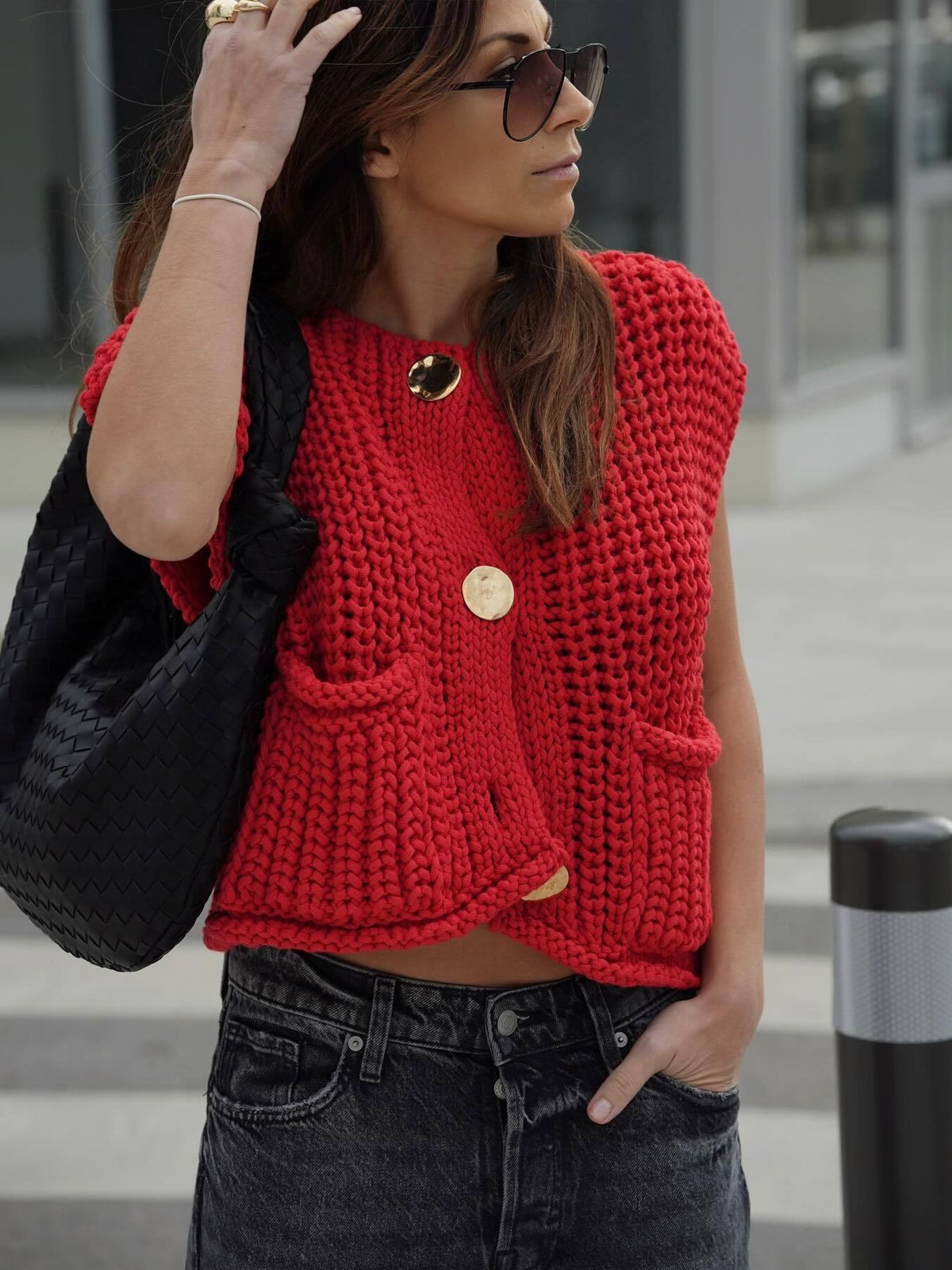 Sleeveless short knitted cardigan