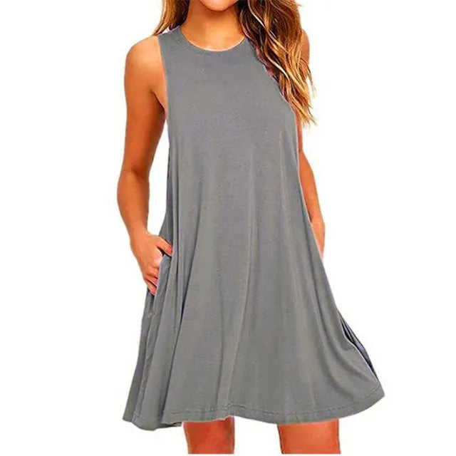 Ein ärmelloses V-Ausschnitt A-Linien Swing Midikleid in Unifarbe, aus einem Mischmaterial, mit einem Off-Shoulder-Detail, lässig getragen.