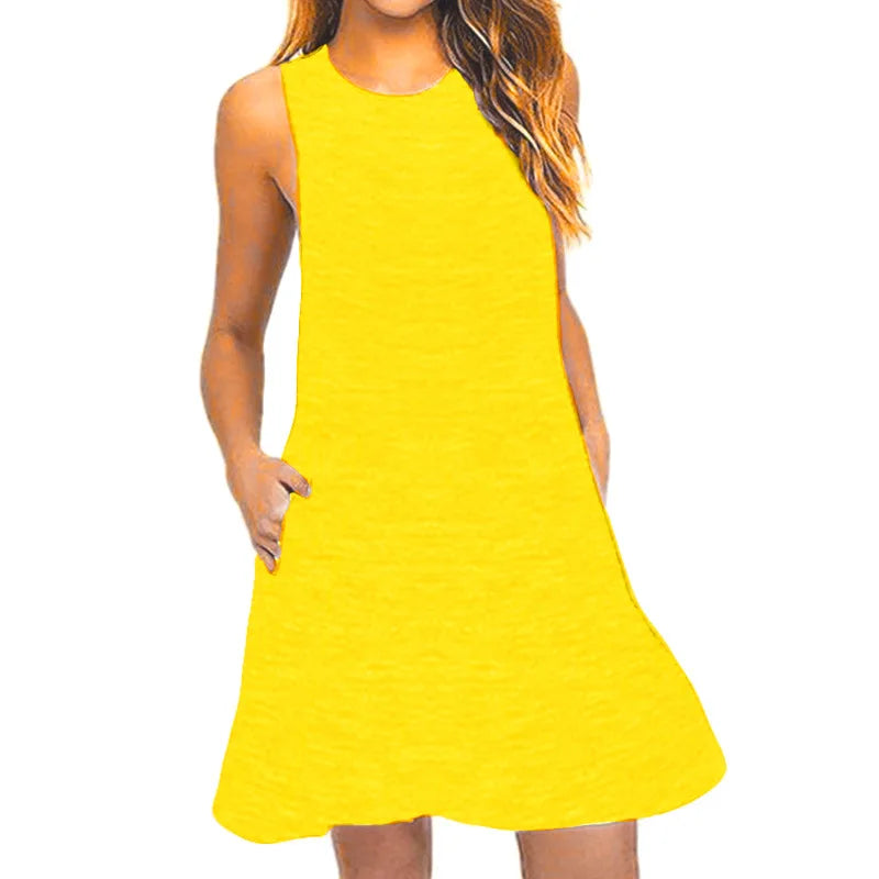 Un vestido midi de corte A sin mangas con cuello en V en un color sólido, hecho de un material mezclado, con detalle de hombro descubierto, usado casualmente.