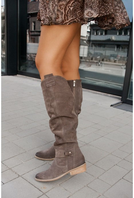 Low heel side zipper boots - runwayfashionista.com