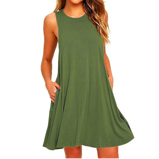 Un vestito midi svasato a trapezio senza maniche con scollo a V in tinta unita, realizzato in un materiale misto, con dettaglio off-shoulder, indossato casualmente.