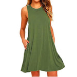 Un vestito midi svasato a trapezio senza maniche con scollo a V in tinta unita, realizzato in un materiale misto, con dettaglio off-shoulder, indossato casualmente.