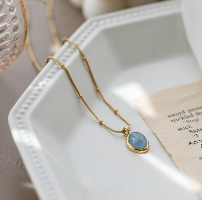 The Oval Aquamarine Pendant: A Timeless Essence of Modern Luxury