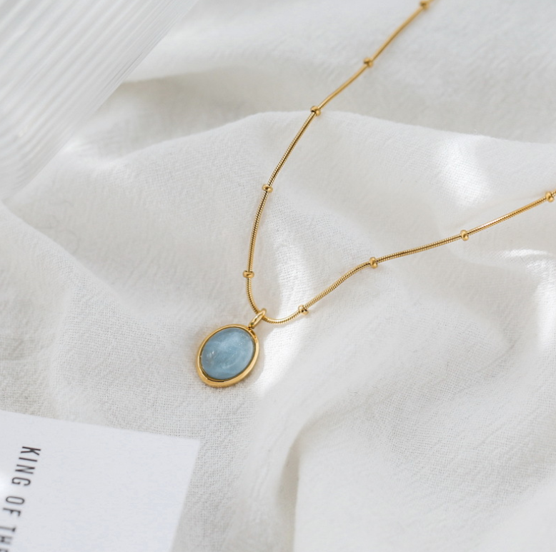 The Oval Aquamarine Pendant: A Timeless Essence of Modern Luxury