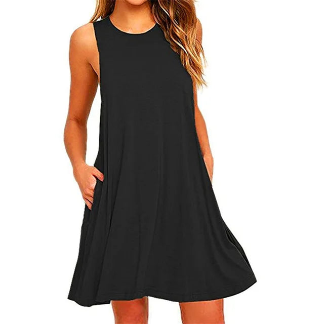Une robe midi trapèze sans manches à col en V de couleur unie, fabriquée dans un matériau mélangé, avec un détail d'épaule dénudée, portée de manière décontractée.